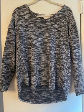 Vince Camuto Marled V-Neck Sweater in Gray and Black